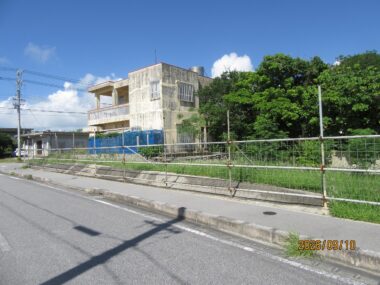 屋慶名貸地